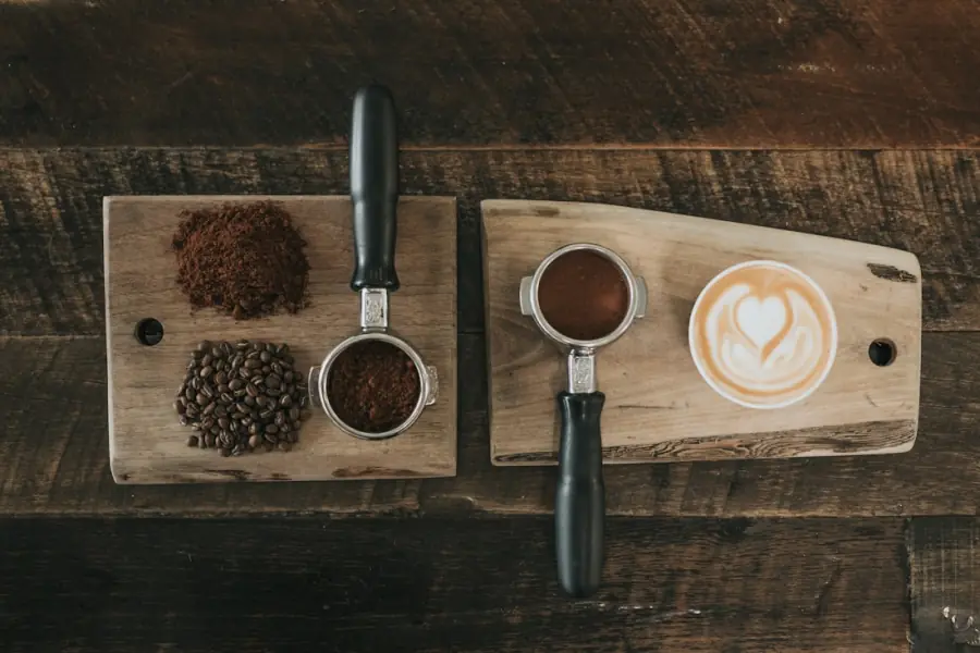 Siebträger mit frisch gemahlenem Kaffee, ganze Bohnen und Espresso auf Holzbrettern